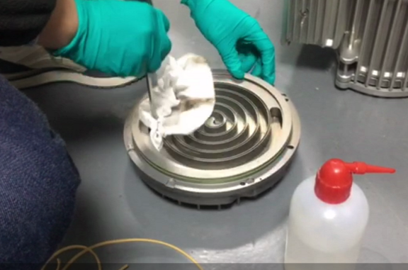 往渦盤上面噴酒精