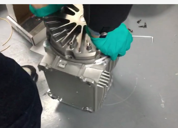 兩個渦盤下部的銷子對準，垂直壓下去