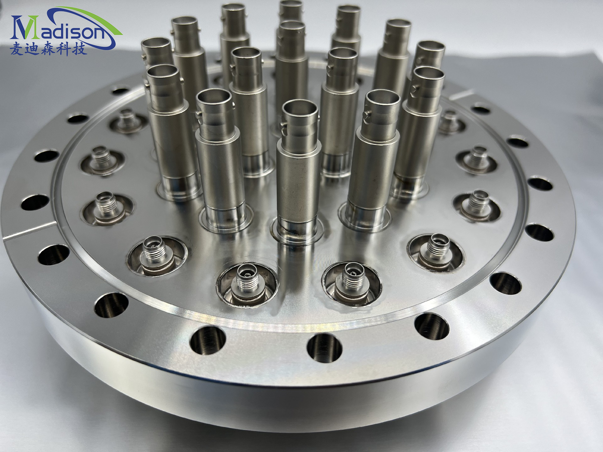 帶有多種同軸饋通的大型法蘭